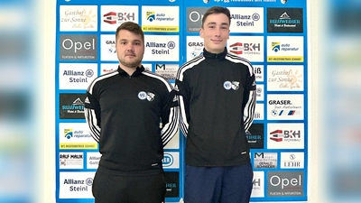 Peter Dollhopf (SpVgg Neustadt am Kulm) und Lukas Neukam (FC Tremmersdorf) mit den neuen Trainingspullis (Bild: Florian Dötsch)