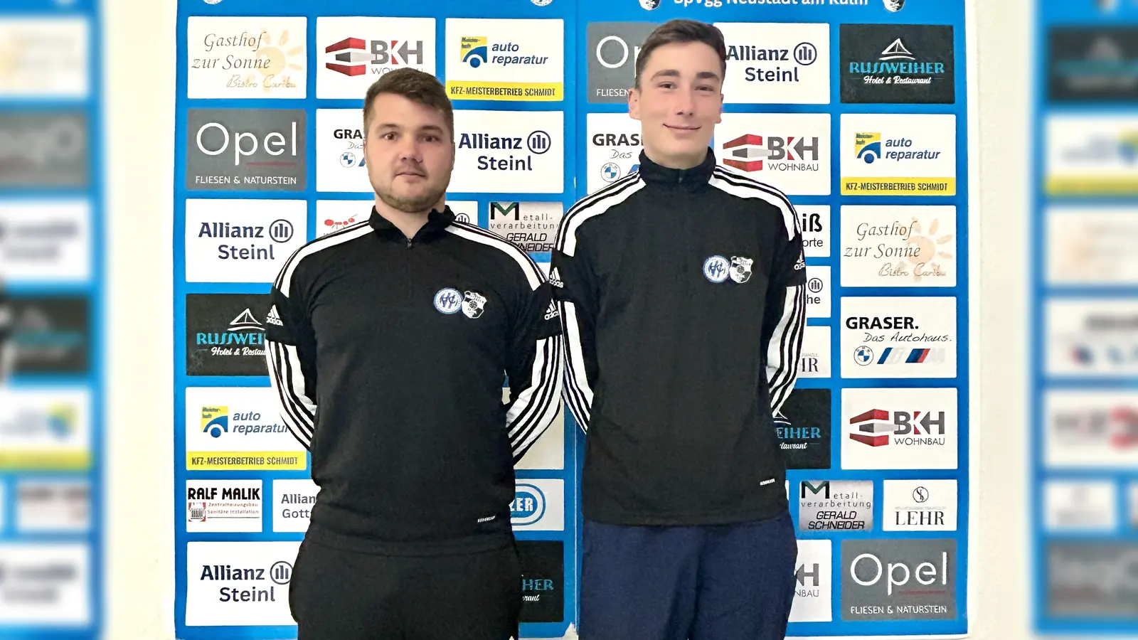 Peter Dollhopf (SpVgg Neustadt am Kulm) und Lukas Neukam (FC Tremmersdorf) mit den neuen Trainingspullis (Bild: Florian Dötsch)