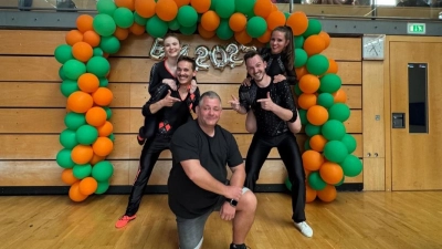 Von links nach rechts auf dem Bild Anna Kodalle mit Julian Minks, Trainer Bernd Peter, und Dominik Stubenvoll mit Tanja Klemenz. (Bild: Peter Sommerer)