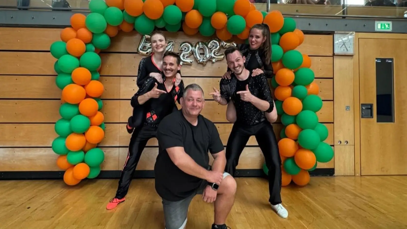 Von links nach rechts auf dem Bild Anna Kodalle mit Julian Minks, Trainer Bernd Peter, und Dominik Stubenvoll mit Tanja Klemenz. (Bild: Peter Sommerer)