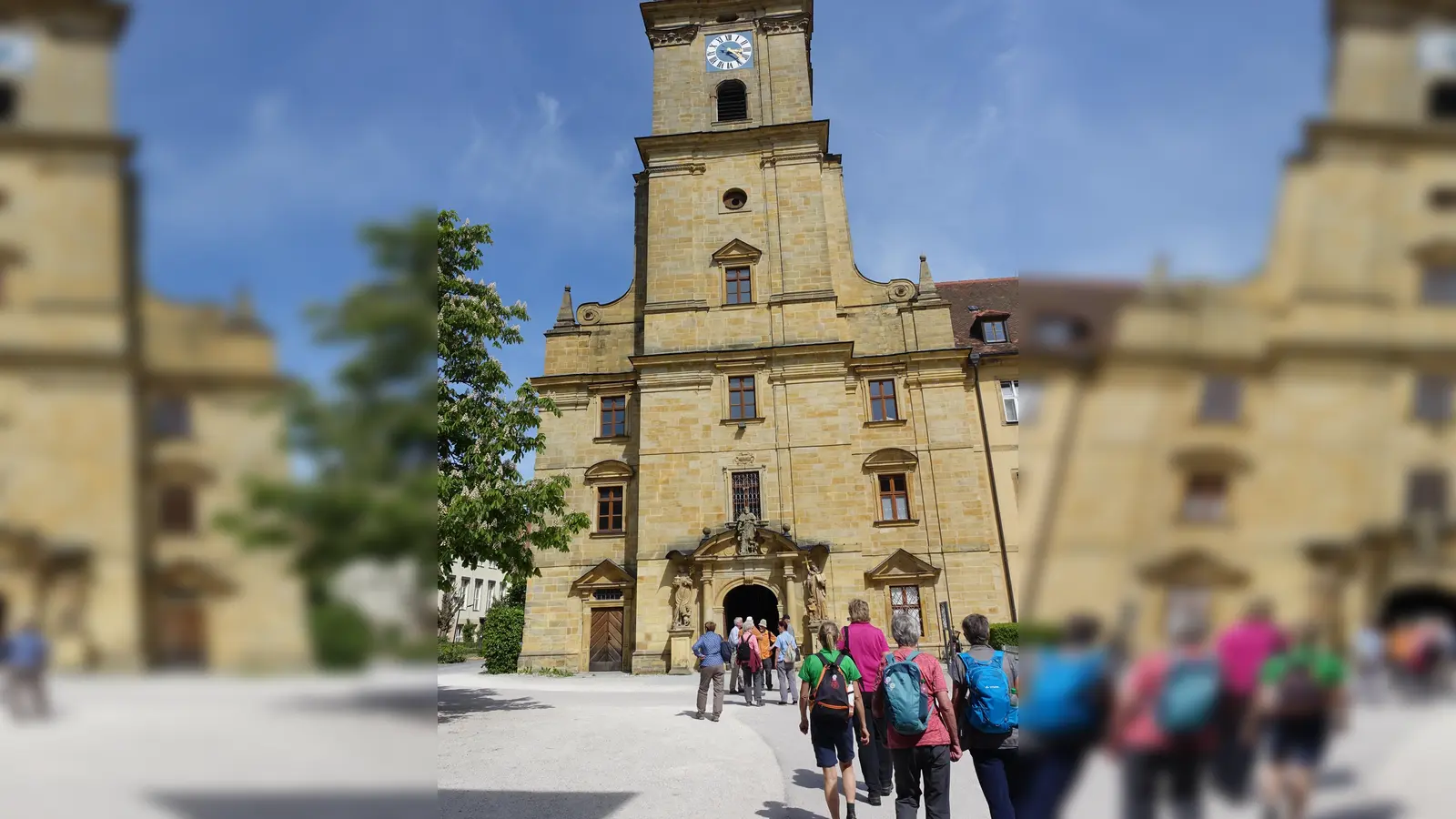 Die Wandergruppe der Sektion Amberg vor dem Benediktinerkloster Ensdorf (Bild: Karlheinz Cislaghi)