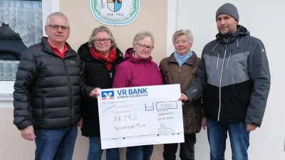 Thomas Sperber (für die Selbsthilfegruppe krebskranker Kinder), Veronika Ströhl, Betti Lehmeier, Maria Hummel, Markus Fuchs (Vorsitzender des OGV Ursensollen) bei der Scheckübergabe. (Bild: Renate Schmidt)