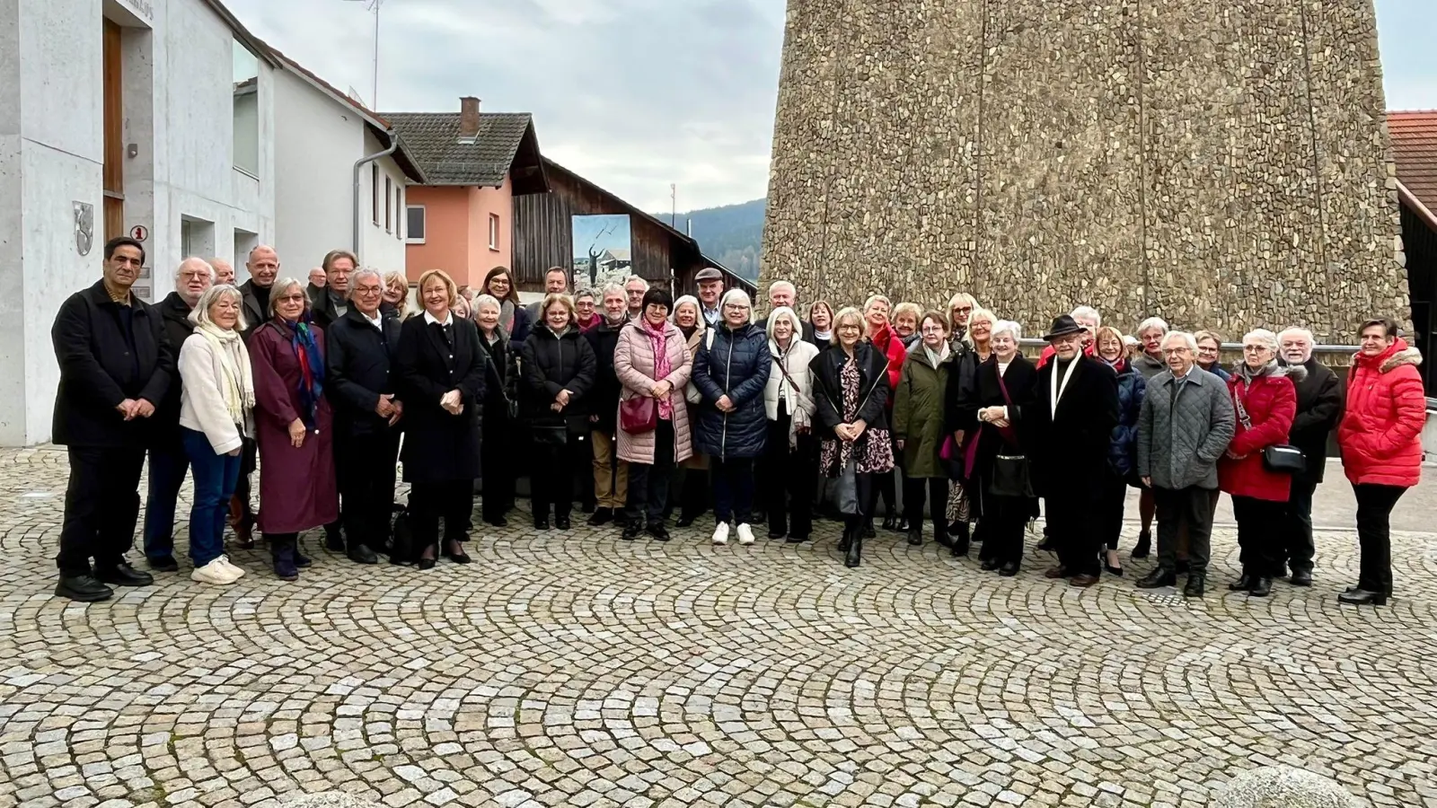 Die Freunde der Kunst vor dem Konzerthaus in Blaibach. (Bild: Susanne Setzer)