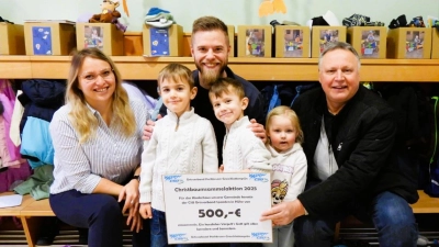 Von links nach rechts: Teamleitung Katja Bloßfeldt , Einrichtungsleitung Johanniter-Kinderhaus Pechbrunn Bastian Peetz, 2. Bürgermeister Josef Hollmann. (Bild: Stefanie Spörrer)