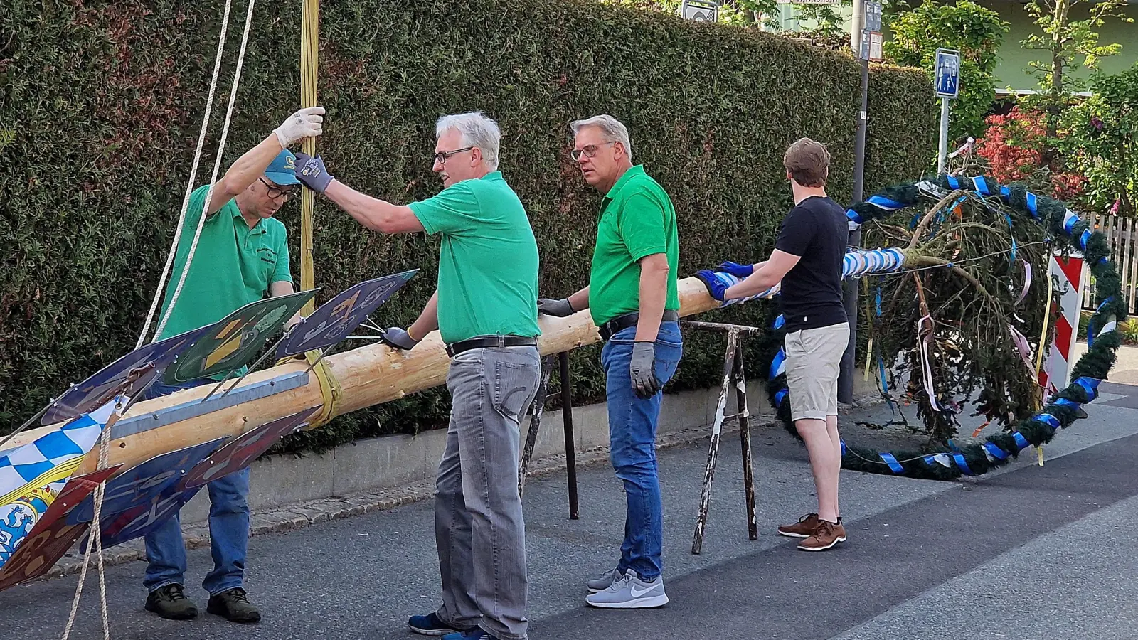 Noch liegt der geschmückte Baum mit Schildern der Innungs- und Berufszünfte, die neu angeschafft wurden, auf Holzböcken. (Bild: R. Kreuzer)