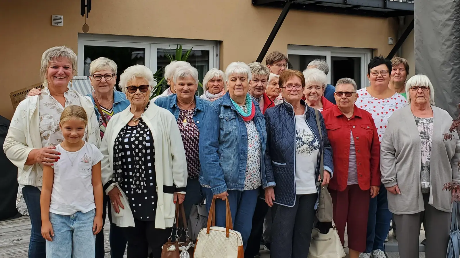 Die Krebsgruppe mit Leiterin Lotte Hofmann und Fr. Völkl vor der Tagesstätte auf der schön gestalteten Terrasse. (Bild: Inge Zimmermann)