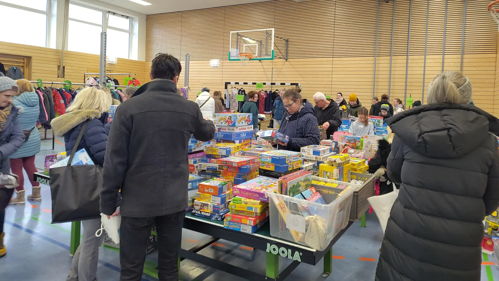 Der Baby- und Kinderkleidung aus zweiter Hand sind gefragt. Die Resonanz auf den Basar in Luhe war groß.  (Bild: Thaler/exb)