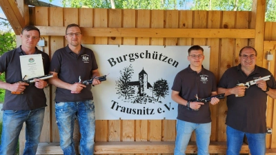 Mannschaft der Burgschützen Trausnitz LP1 von links nach rechts : Dirschedl Andreas, Dirschedl Matthias, Viehbacher Jonas, Lehner Klaus.  (Bild: Matthias Dirschedl)