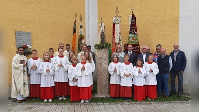 Pfarrer Pater Anish George bei der Einweihung am Kirchplatz mit Vertretern der Kirchenverwaltung, der Vereine sowie der Gemeinde Ebnath mit zweitem Bürgermeister Michael Sticht. (Bild: Josef Söllner)