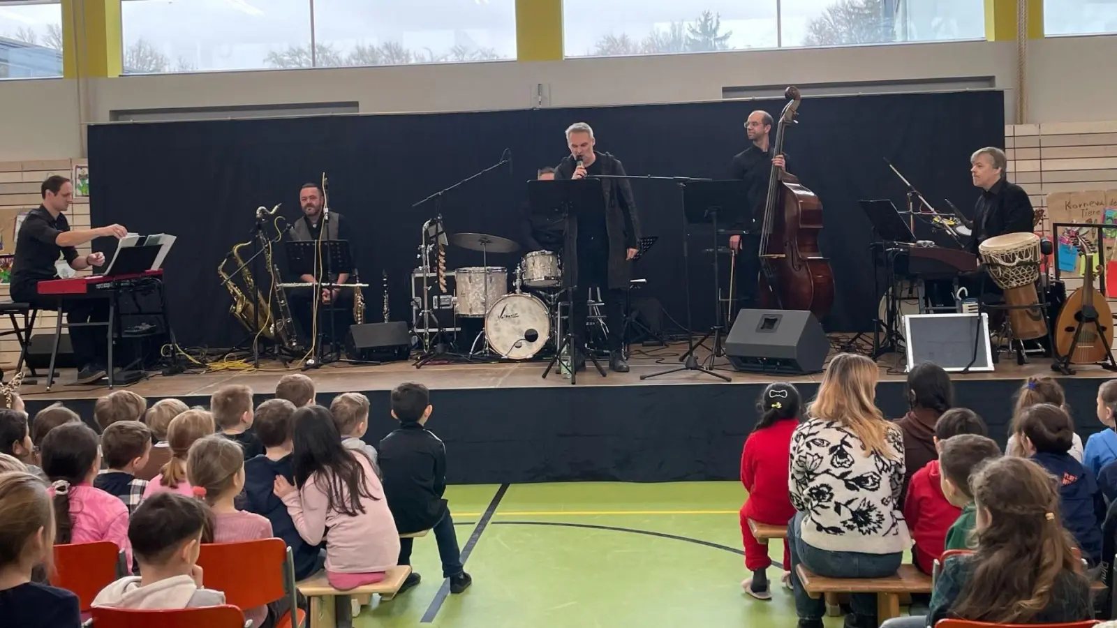 Das „Little Tiny Orchestra” begeistert die ganze Schulfamilie.  (Bild: Elke Troppmann)