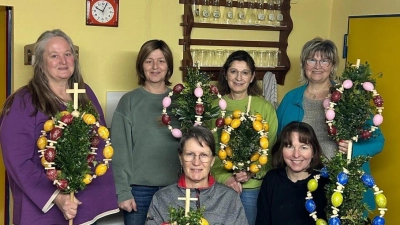 Kursleiterin Claudia Eisenhut-Saller (links) mit den Teilnehmerinnen der Aktion „Basteln von Osterpalmen”. (Bild: Christiane Wagner)