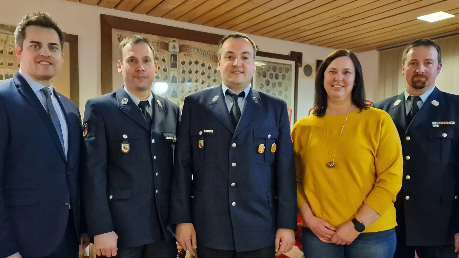 Bürgermeister Rudolf Teplitzky gratuliert zweitem Kommandant Matthias Stöhr und erstem Kommandant Ferdinand Roßmann zur Wiederwahl (von links). Petra Zach (Stadt Oberviechtach) und Kreisbrandmeister Peter Killermann schließen sich dem an. (Bild: Joseph Süß/exb)