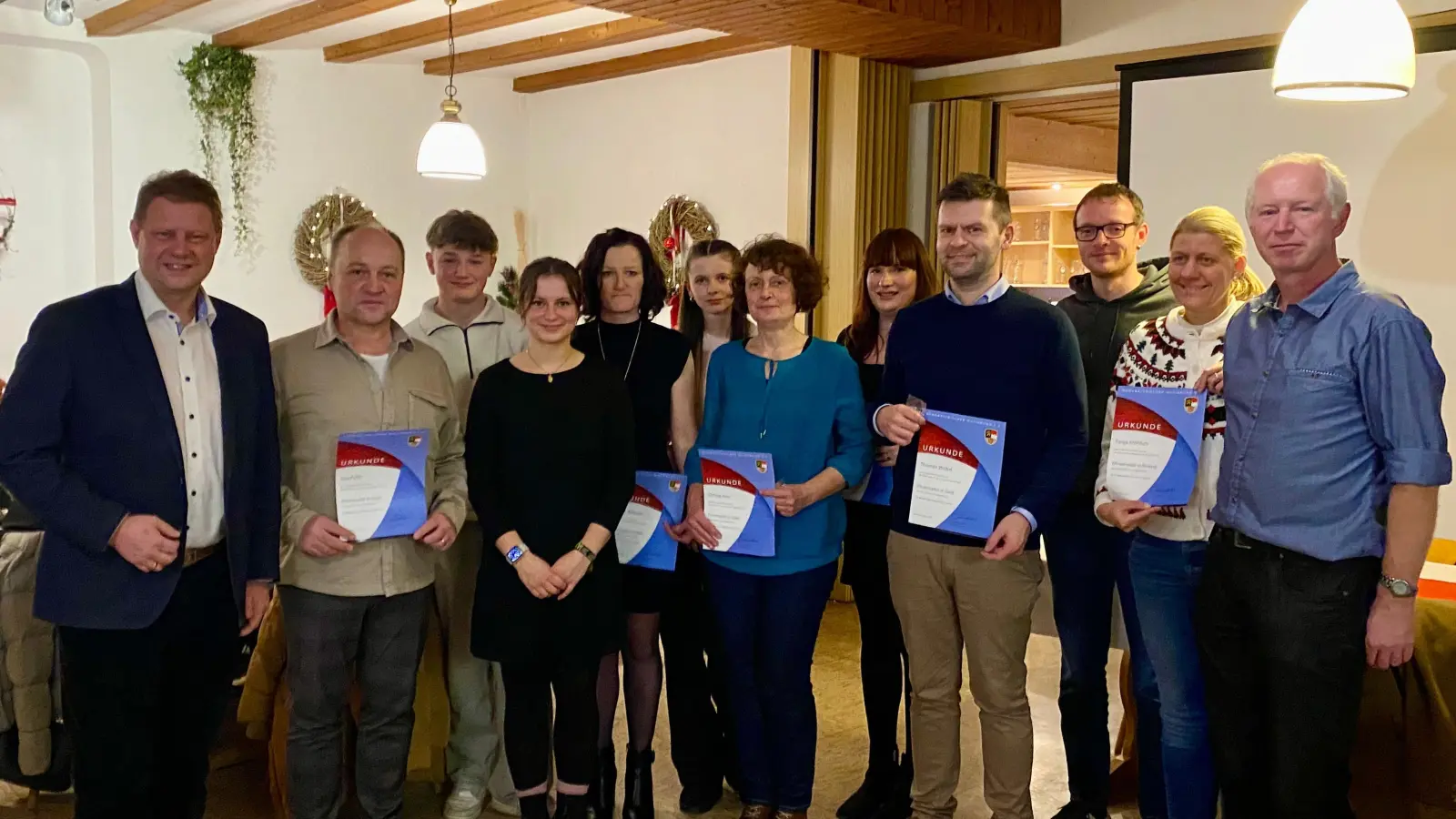 Personen auf dem Foto von links: Bürgermeister Stefan Grillmeier, Josef Dill, Felix Kunz, Theresia Dill, Kathrin Wieland, Lina Bomann, Christa Hinz, Stefanie Stiller, Thomas Wührl, Matthias Fröhlich, Tanja Fröhlich, Oliver Lipfert. (Bild: Anna Ernstberger)