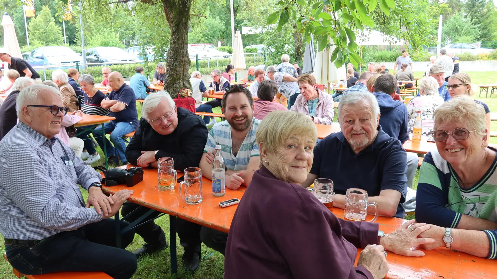 Die Besucher freuen sich über die gute Bewirtung beim Pfarrfest von St. Johannes.  (Bild: Helmut Kunz)