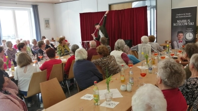 Zauberkünstler Marius Koslowski verblüffte und begeisterte mit seinen Zaubertricks die Besucherinnen und Besucher beim MIttwochstreff (Bild: Udo Klösel)