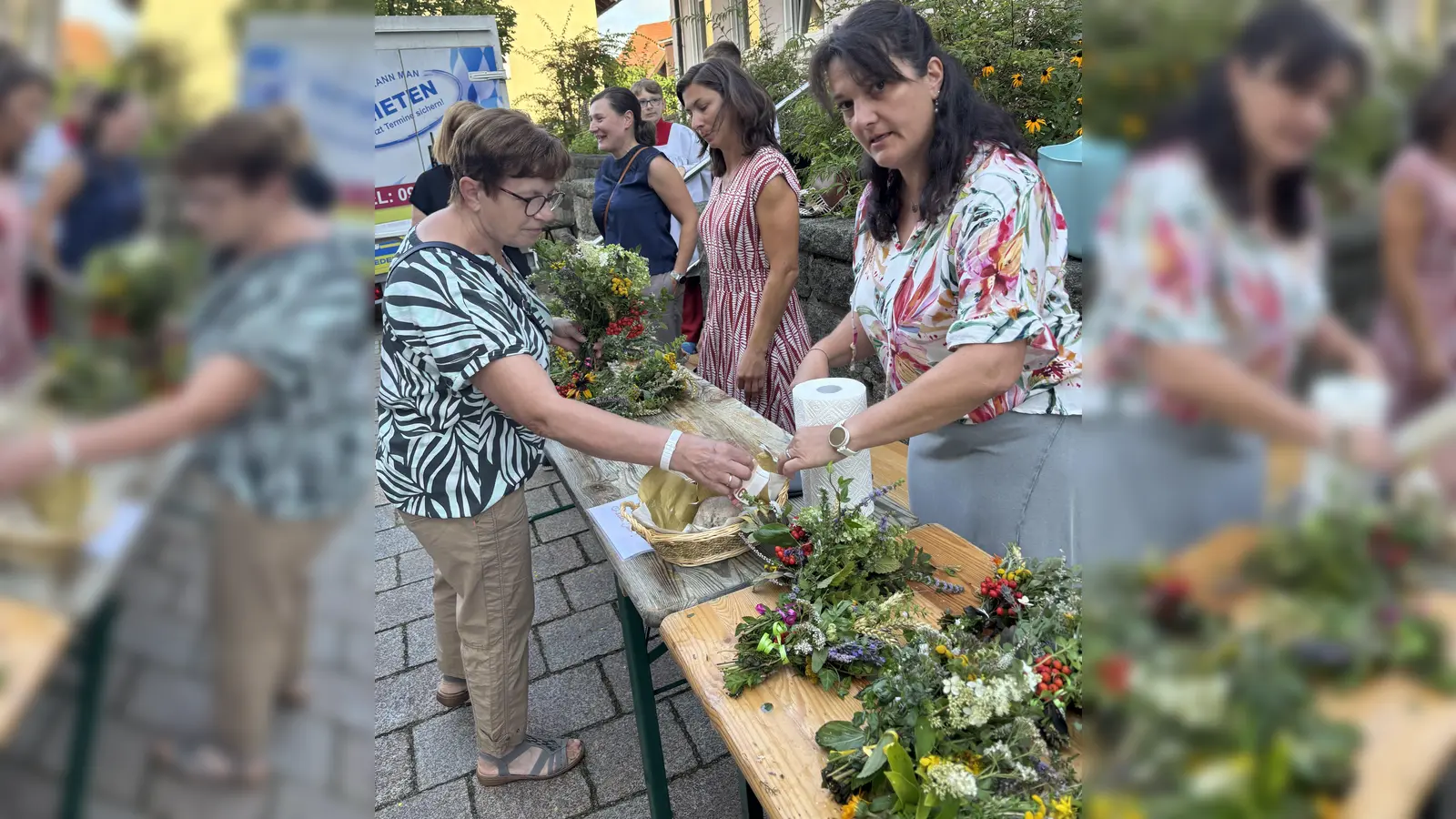 Der katholische Frauenbund freut sich über die große Nachfrage nach den selbst gebundenen Kräuterbuschen und Kränzchen.  (Bild: Christina Rosner)