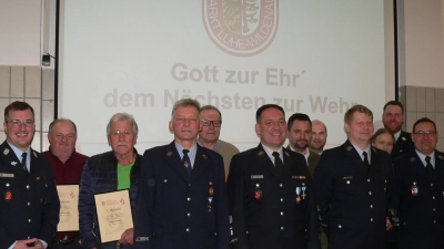 Der bisherige Kommandant Daniel Müller (Sechster von links) wird für 18 Jahre Führungstätigkeit mit dem Bayerischen Feuerwehrehrenkreuz Silber am Band ausgezeichnet. Johann Kick (Vierter von links) wird als erster Luher Feuerwehrmann mit 50 Jahren aktiver Dienstzeit besonders geehrt.  (Bild: mh)