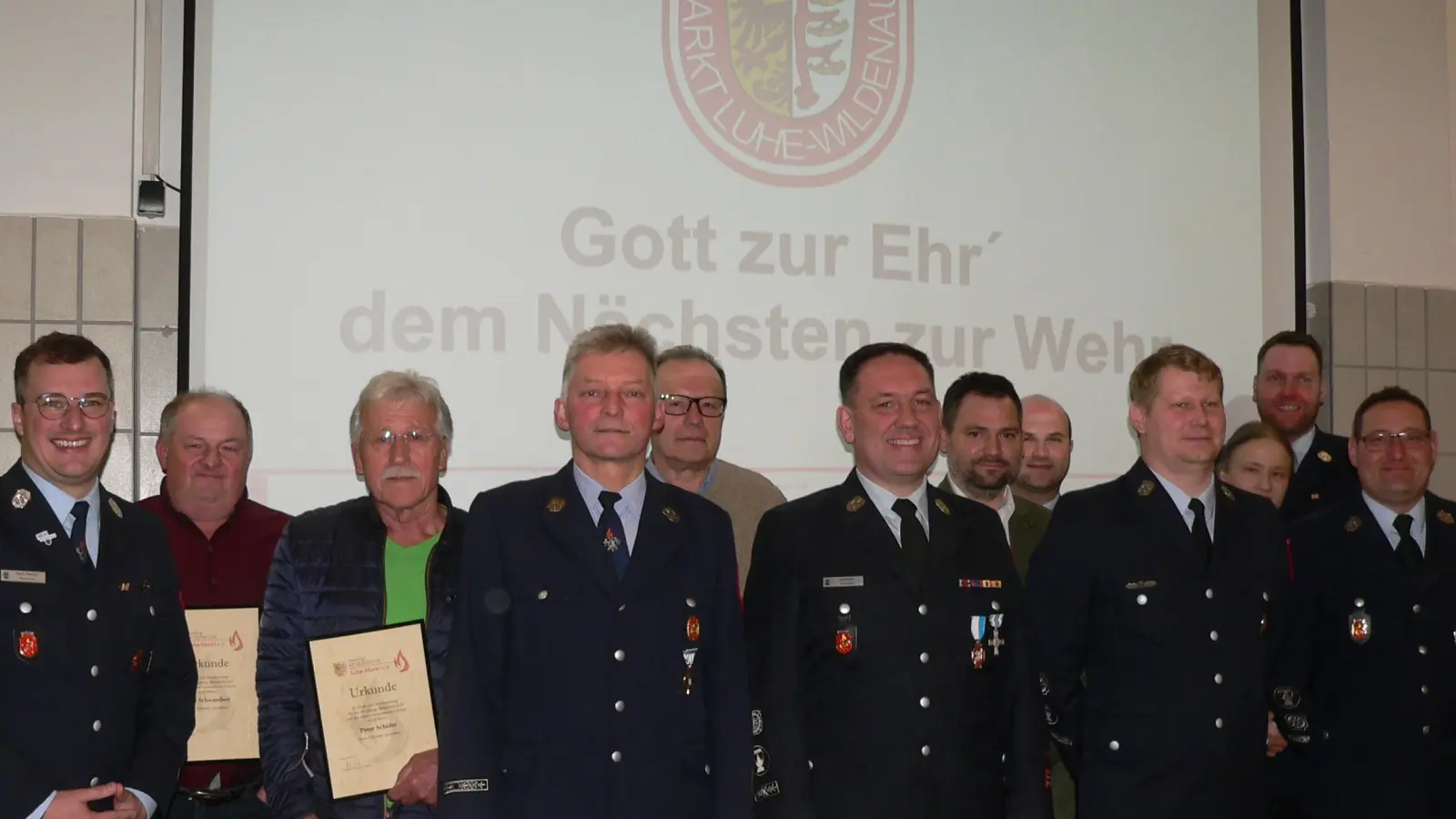 Der bisherige Kommandant Daniel Müller (Sechster von links) wird für 18 Jahre Führungstätigkeit mit dem Bayerischen Feuerwehrehrenkreuz Silber am Band ausgezeichnet. Johann Kick (Vierter von links) wird als erster Luher Feuerwehrmann mit 50 Jahren aktiver Dienstzeit besonders geehrt.  (Bild: mh)