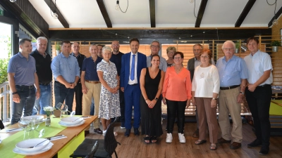 Auf dem Gruppenbild steht in der Mitte mit blauem Anzug der Bürgermeister der Stadt Zagorje ob Savi Mathias Svagen, die anderen Personen sind Teilnehmer des Partnerschaftstreffens aus Kemnath (links von Svagan) Serbien und Tschechien (rechts von Svagan) (Bild: Werner Nickl )