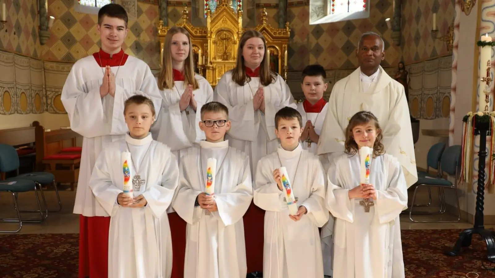 In Zusammenarbeit mit dem Obst- und Gartenbauverein wurden mit den Kommunionkindern/Eltern und Helfern Palmbüschel gebunden und am Palmsonntag gegen eine Spende in der Pfarrkirche St. Michael abgegeben. Dieser Betrag wurde an die Kinder für ihre darauffolgende Spende (Aktion Sternstunden) weitergegeben.<br><br> (Bild: Ulrike Kindl)