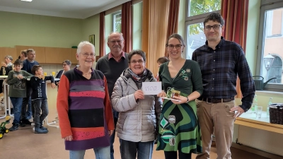 Spendenübergabe mit Ulrike Kießling, Hermann Bibel, Christa Wildenauer, Pfrin Carmen Riebl, Uli Münchmeier (Bild: Christina Ponader)