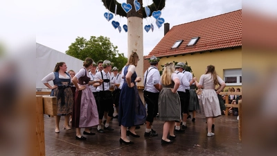 Die Kirwapaare 2024 beim Baumaustanzen (Bild: Josef Graml)