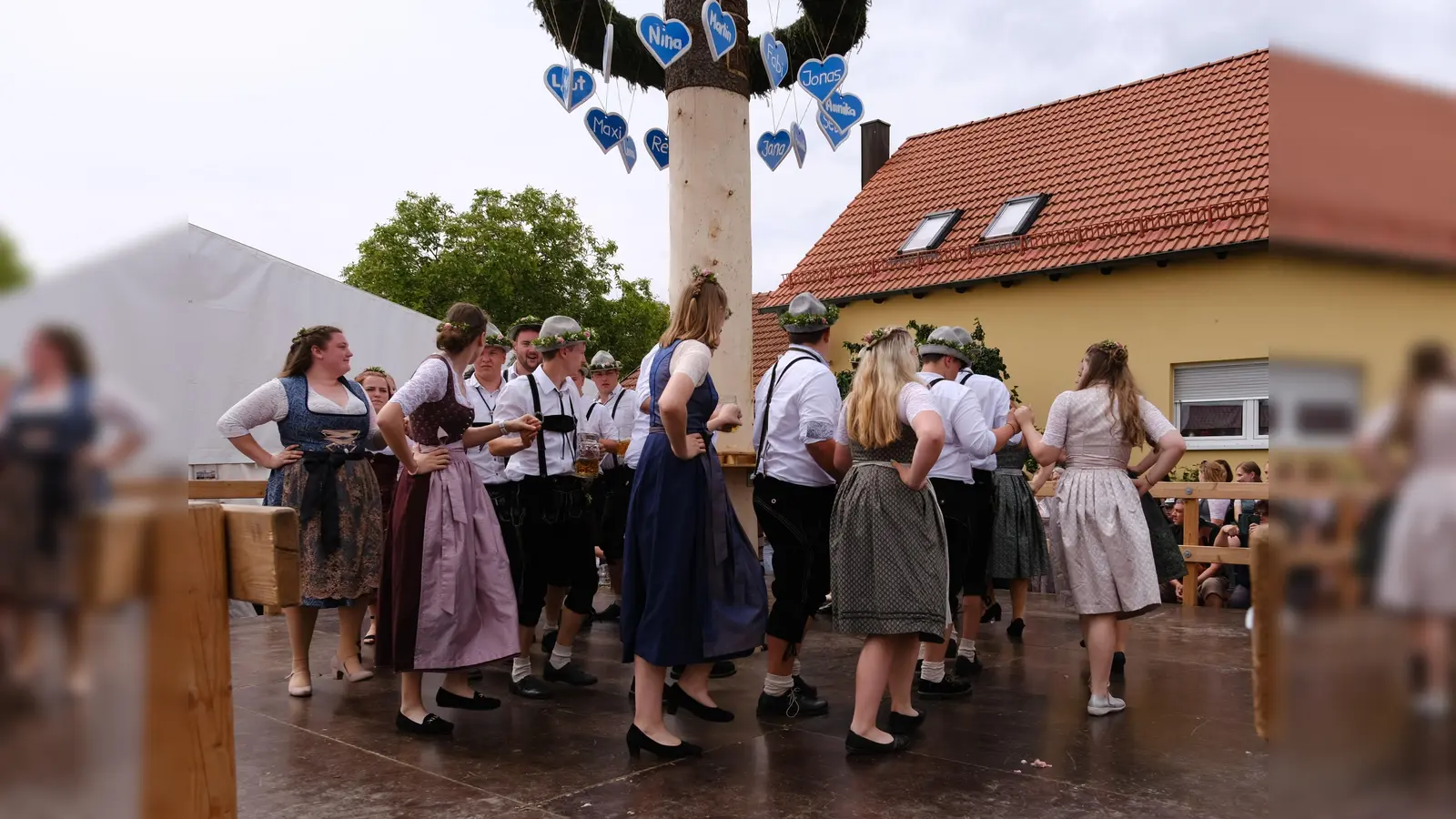 Die Kirwapaare 2024 beim Baumaustanzen (Bild: Josef Graml)