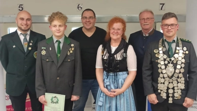 v.l. Gaujugendleiter Manuel Ernst, Michael Bauer, Andreas Waidhas, Margit Hart, Bürgermeister Max Bindl und Martin Fellner. (Bild: Martin Dietz)