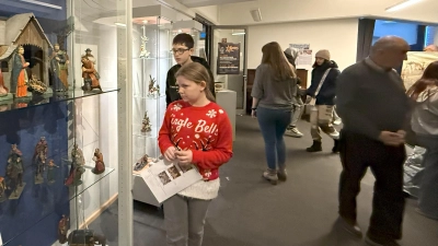 Schüler der 10M zu Besuch bei der Mitterteicher Krippenausstellung im Porzellanmuseum. (Bild: Katrin Weber)