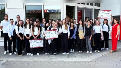 Beim Regionalfinale des Gründerwettbewerbs an der Sparkasse Cham holten sich die Teilnehmer des Ortenburg-Gymnasiums zwei Siegerplätze.  (Bild: Georg Lang)