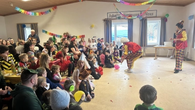 Volles Haus beim Kinderfasching unter Regie der Kirwaleit, wobei Lukas und Thomas im Clown-Outfit für gute Laune und Kurzweile sorgen.  (Bild: war)