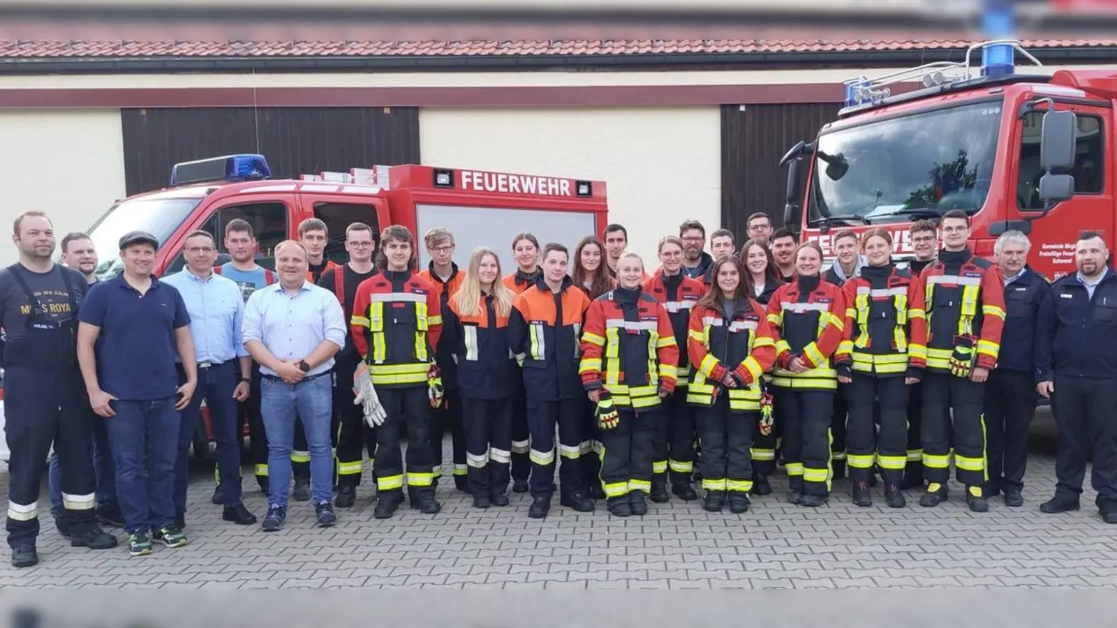 Die neuen Feuerwehrleute nach der bestandenen Prüfung mit Ausbildern und Führungskräften. (Bild: sis)