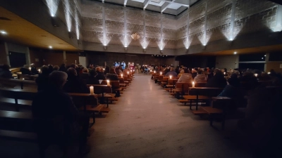 Die stimmungsvoll beleuchtete Kirche St. Michael Amberg (Bild: Patrick Hummer)