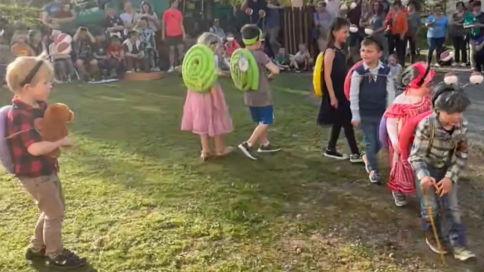 Im Kinderhaus „Steinwaldzwerge” stand das Maifest auf dem Programm. (Bild: Kinderhaus Steinwaldzwerge/exb)