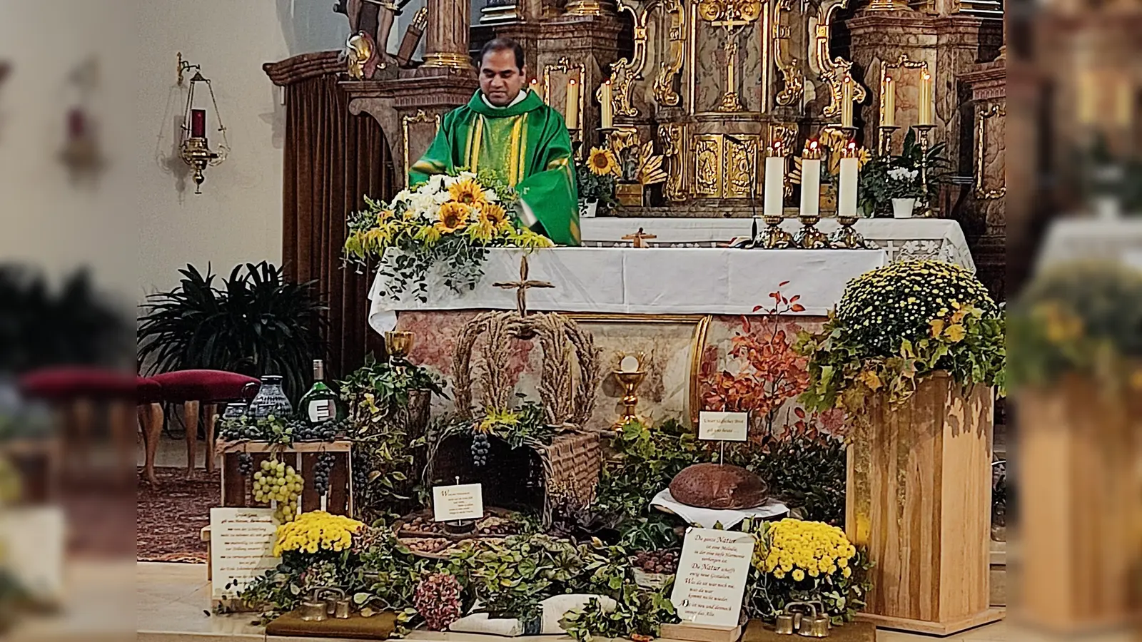 Pfarrer Benny Joseph beim Dankgottesdienst für die Ernte des Jahres.  (Bild: Josef Amann)