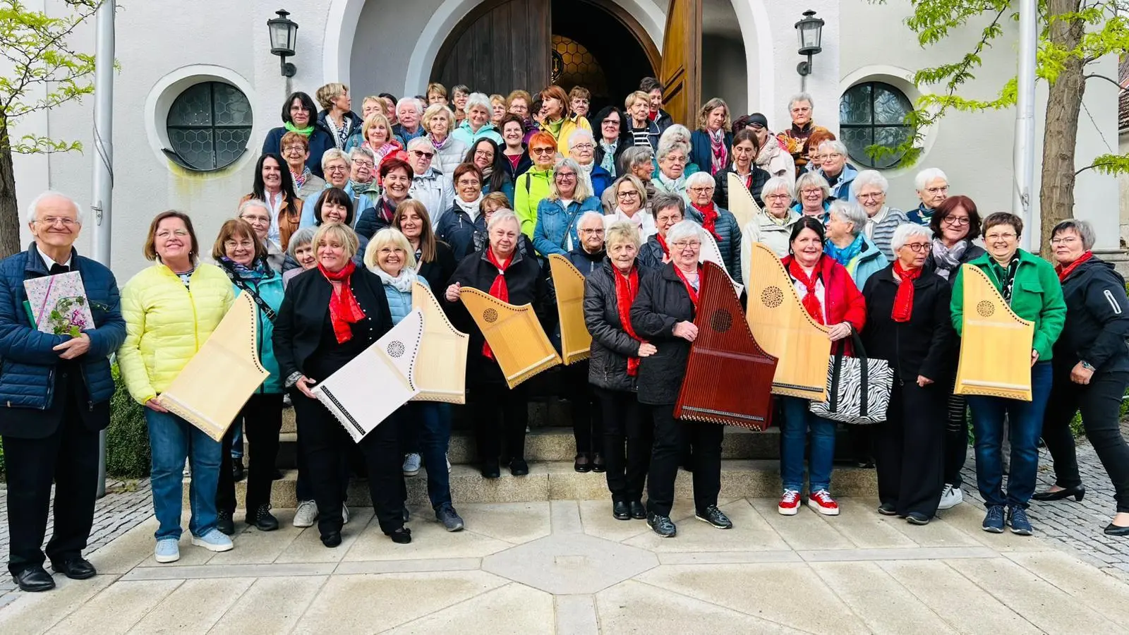 Frauenbund und Veeh-Harfen-Gruppe feierten mit Pfarrer Häring Maiandacht  (Bild: Horst Schönweitz)
