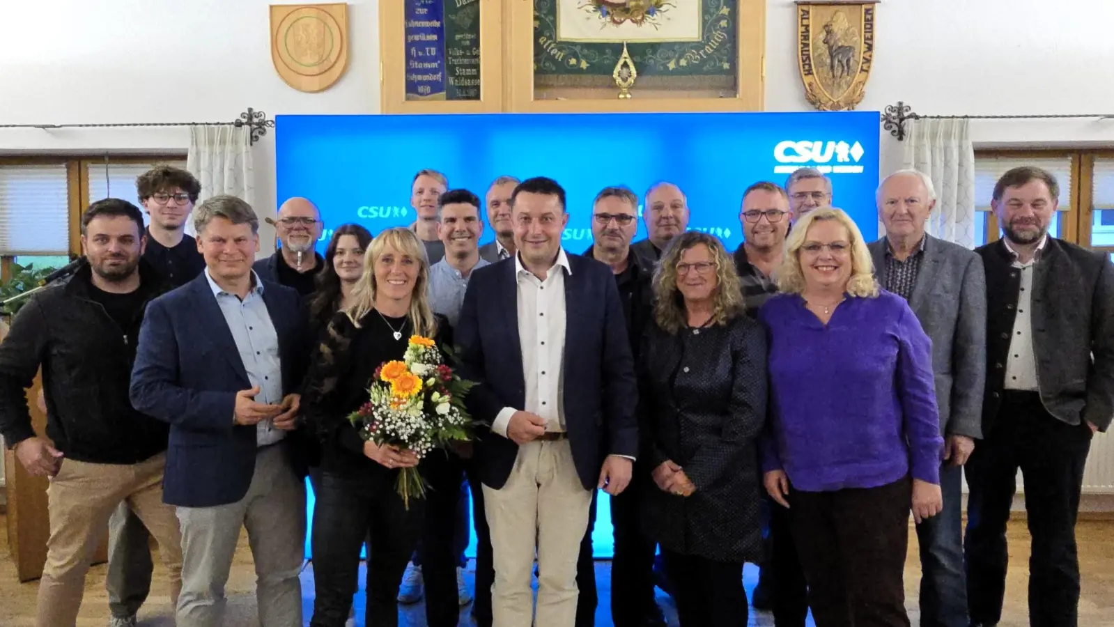 Stephan Gollwitzer und die wiedergewählten CSU Kreisvorsitzenden (Mitte) mit seiner neugewählten Vorstandschaft. (Bild: Dagmar Nachtigall)