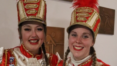 Lisa Fröhlich (rechts) ist neben Selina Gottsauner (links) nun Trainerin der Prinzengarde bei der Narrhalla Rot-Weiß-Gold Rieden. (Bild: mrr)