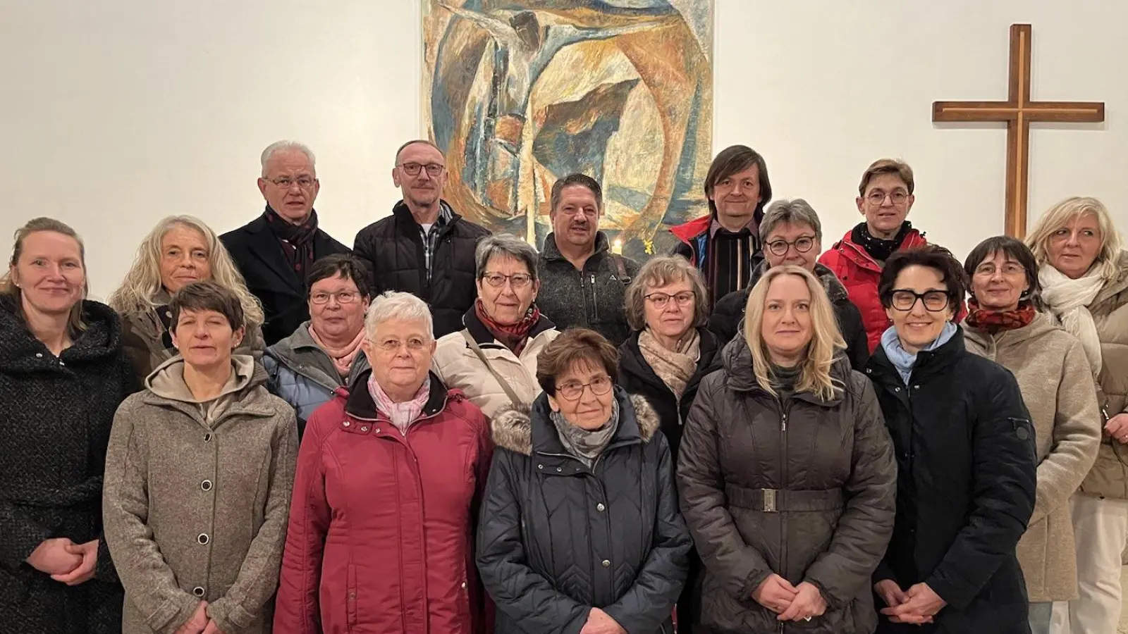 Der Chor ProDeo unter der Leitung von Prädikantin Gertraud Burkhardt (hinten rechts) gestaltete die Andacht musikalisch. Robert Baier (hinten, Zweiter von rechts) und Gabi Zaus (zweite Reihe, Zweite von rechts) koordinieren die Gebete. Pfarrerin Friederike Steiner (zweite Reihe, Dritte von links) gestaltete das 50. Friedensgebet inhaltlich. (Bild: Luzia Söllner/exb)