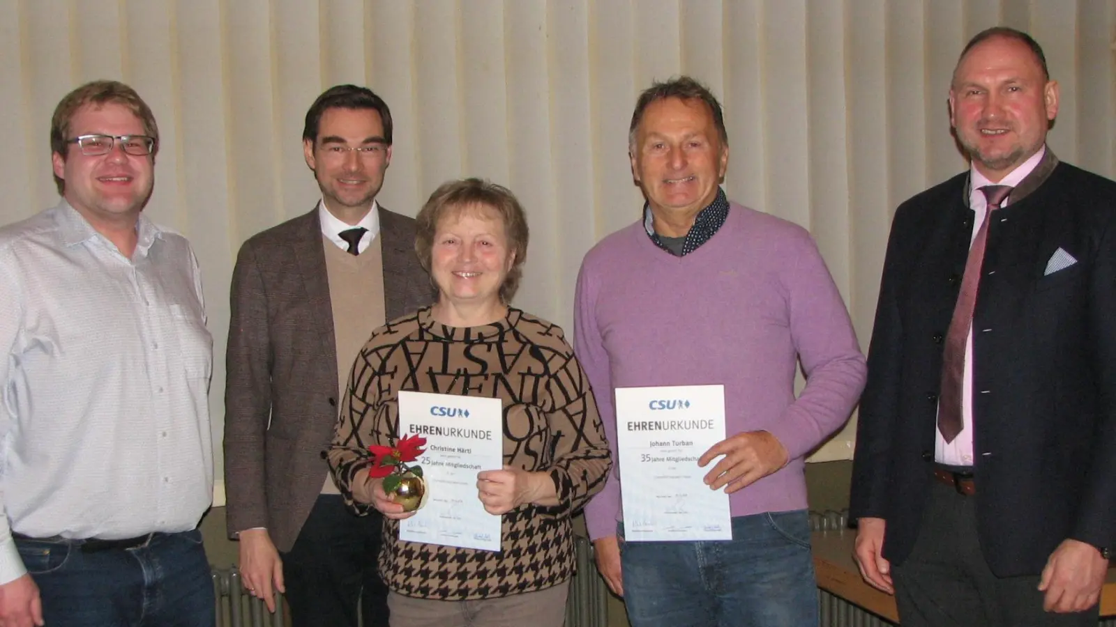 Vorsitzender Christoph Müller (links) und Bürgermeister Richard Kammerer (rechts) übernahmen gemeinsam mit Landtagsabgeordnetem Dr. Stephan Oetzinger (2. von links) die Ehrungen. Christine Härtl und Johann Turban (3. und 4. von links) wurden als ehemalige Markträte für mehrjährige Mitgliedschaft im CSU Ortsverband mit Urkunden ausgezeichnet. (Bild: Johann Kneißl)