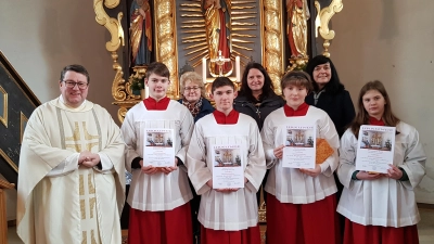 Vier Ministranten und Minsitrantinnen mit Johannes Stahl, Lukas Zeitler, Amelie Schön und Alexandra Stahl (von links) wurden am Fest der Heiligen Familie in der Ortskirche Burgtreswitz verabschiedet. Für ihre treuen Dienste dankten Pfarrer Udo Klösel sowie die Pfarrsekretärin Elisabeth Völkl, die Betreuerin Daniele Zeitler und Mesnerin Monika Schnupfhagn (von links). (Bild: Peter Garreiss)