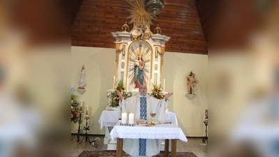 Priester Josef Dotzler in der Kreither Marienkapelle beim Festgottesdienst anlässlich dem feierlichen Abschluss der Restaurierung beim „Vater unser.” (Bild: Michael Götz)