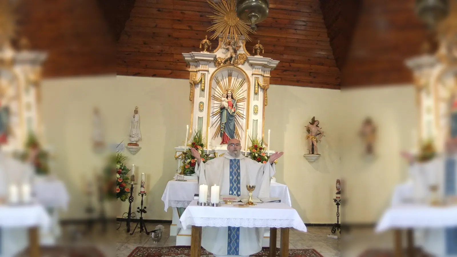 Priester Josef Dotzler in der Kreither Marienkapelle beim Festgottesdienst anlässlich dem feierlichen Abschluss der Restaurierung beim „Vater unser.” (Bild: Michael Götz)