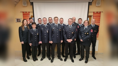 Das neue Führungsgremium der Feuerwehr Dürnsricht setzt sich zusammen aus (von links) Theresa Ferstl, Matthias Flierl, Janett Böhnisch, Tobias Prokisch, Markus Graf, Florian Schießl, Martin Kindl, Harald Saffert, Lutz Böhnisch, Manuel Knipp, Dominik Saffert, Tanja Kindl und Simon Schießlbauer. (Bild: Tanja Kindl/exb)