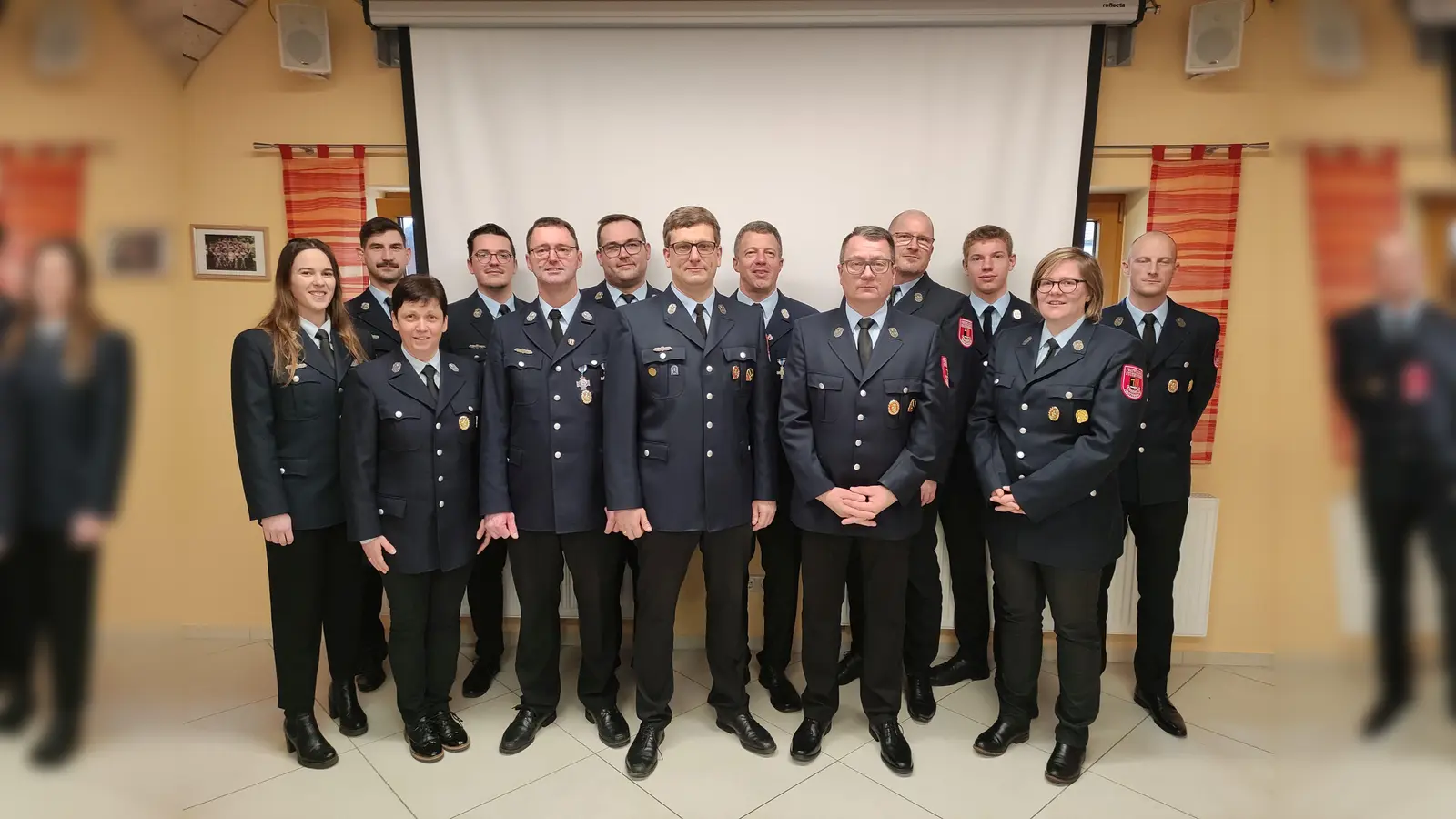 Das neue Führungsgremium der Feuerwehr Dürnsricht setzt sich zusammen aus (von links) Theresa Ferstl, Matthias Flierl, Janett Böhnisch, Tobias Prokisch, Markus Graf, Florian Schießl, Martin Kindl, Harald Saffert, Lutz Böhnisch, Manuel Knipp, Dominik Saffert, Tanja Kindl und Simon Schießlbauer. (Bild: Tanja Kindl/exb)