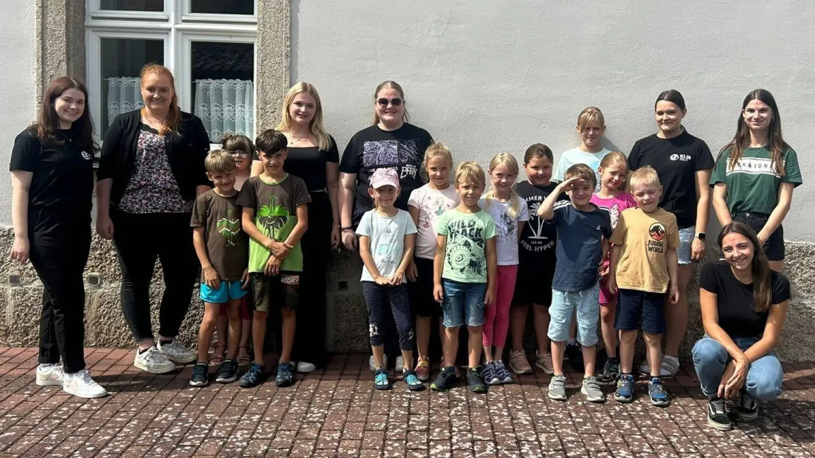 Das Team der KLJB mit den teilnehmenden Kindern beim Ferienprogramm.  (Bild: Anja Schedl)