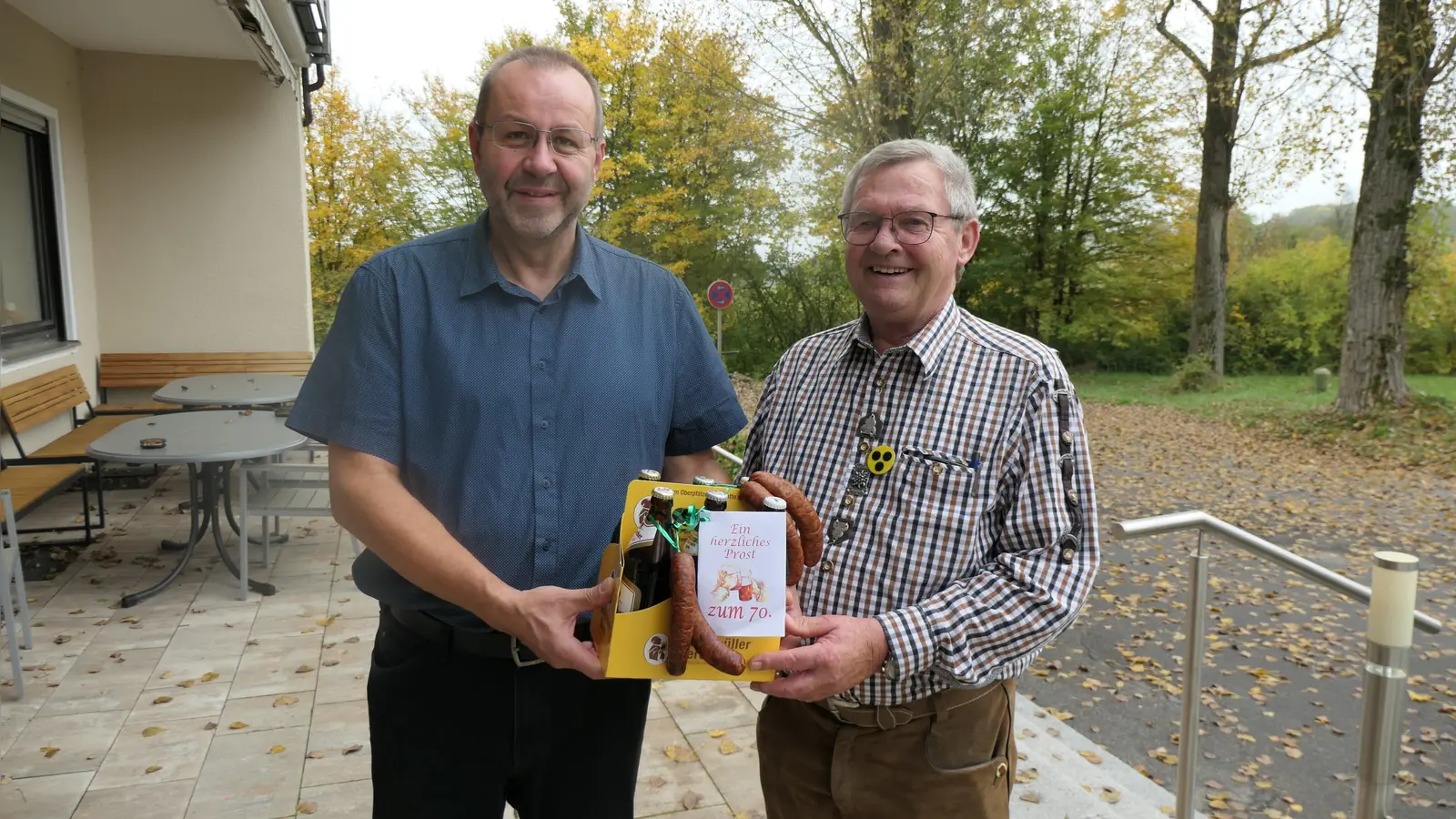 1.Vorstand der Saubere Platten und wuchtige Zinken Armin Kraus gratuliert Richard Sperber zum 70. Geburtstag. (Bild: Armin Kraus)