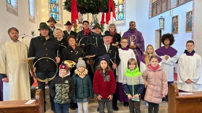 Die Jagdhornbläser Hohes Fichtelgebirge beim Familiengottesdienst der Pfarrei Nagel (Bild: Egid Kellner)