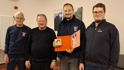 Bild zeigt von links Steffen Steinborn von der Feuerwehr Naundorf, Ehrenkommandant Norbert Riedl (Ebnath), Wehrleiter Thomas Richter (Naundorf), Jugendwart Stefan Wartinger (Bild: Josef Söllner)