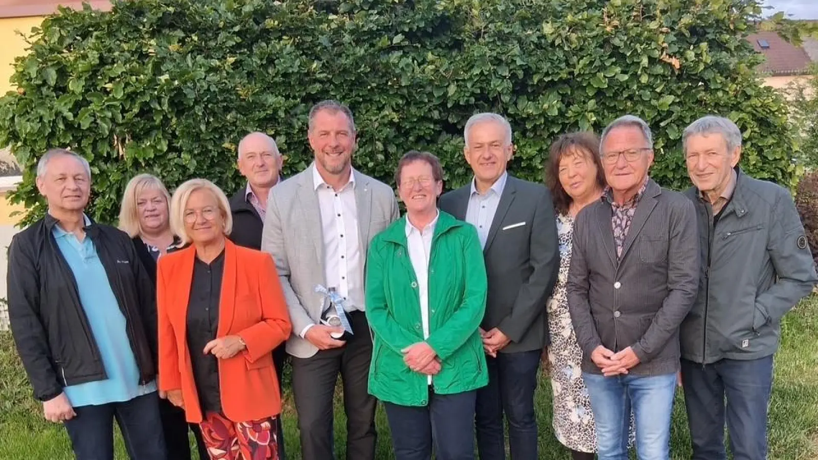 Von links nach rechts: Kurt Scharf (neuer Kreisvorsitzender), Hubert Rosner (Mitte) und die gewählte Vorstandschaft.<br><br> (Bild: Reiner Meier)